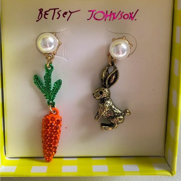 Betsey Johnson Gold Tone Bunny & Carrot Mismatch Drop Earrings Faux Pearl NIB - Picture 6 of 9